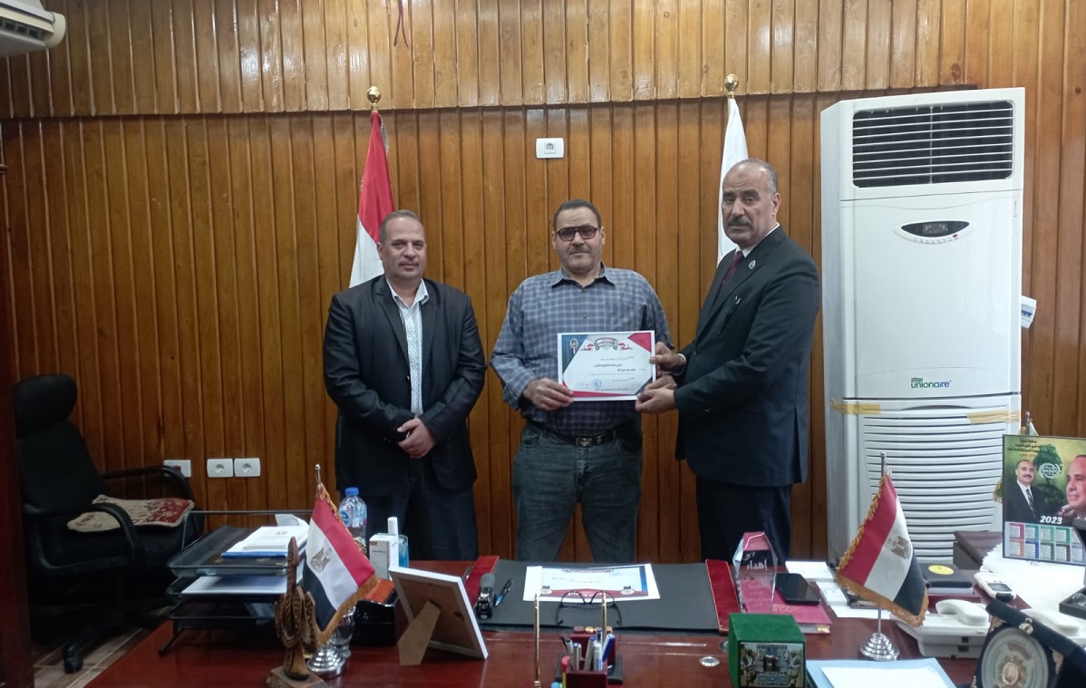 تعليم بني سويف تكرم عاملًا ومسؤولي أمن مدرسة